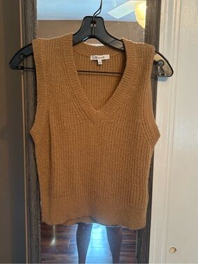 Madewell V-Neck Knit Sweater Vest in Camel Brown